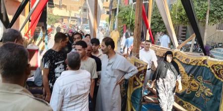 تزايد الإقبال خارج لجان مدرسة كوم الأطْرون في طوخ بالقليوبية بأول أيام إعادة المرحلة الثانية