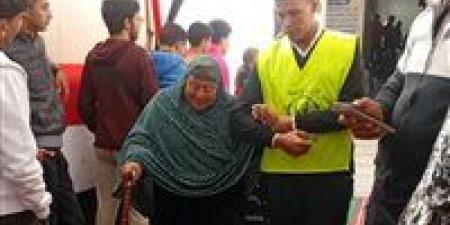 في
مشهد
إنساني..
رجل
أمن
يساعد
مسنة
للدخول
للإدلاء
بصوتها
في
انتخابات
الإعادة
بالمنوفية