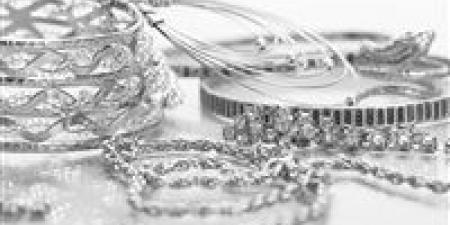 الفضة
تحافظ
على
قربها
من
قمم
تاريخية
بدعم
الطلب
الصناعي
واستمرار
العجز
في
المعروض