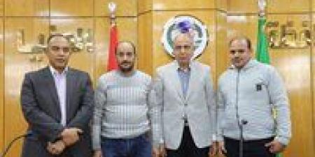 محافظ
المنيا
يُكرم
فريق
شركة
الغاز
للتعامل
المهنى
مع
حادث
انهيار
منزل
بحي
غرب