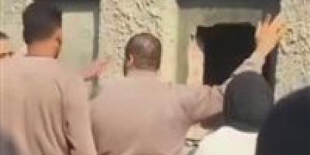 صدمة
      بعد
      الدفن..
      أب
      يروي
      تفاصيل
      انتهاك
      قبر
      ابنته
      وسط
      غموض
      الدوافع