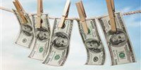 ضبط
      5
      متهمين
      بغسل
      180
      مليون
      جنيه
      من
      تجارة
      المخدرات