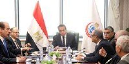 وزير
      الصحة
      يعقد
      اجتماعًا
      موسعًا
      لبحث
      دعم
      وتمكين
      توطين
      الصناعات
      الدوائية
      في
      مصر