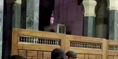 حضن
      ورسالة
      مواساة
      من
      السقا
      لـ
      أحمد
      الفيشاوي
      في
      عزاء
      سمية
      الألفي|
      صور