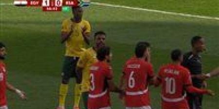 كأس
      أمم
      أفريقيا:
      محمد
      هاني
      لاعب
      منتخب
      مصر
      يحصل
      على
      البطاقة
      الحمراء
      في
      مباراة
      جنوب
      أفريقيا