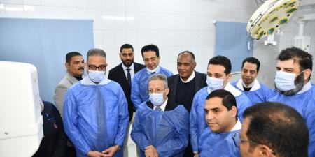 محافظ الفيوم ونقيب أطباء مصر يتفقدان وحدة المخ والأعصاب الجديدة بمستشفى سنورس المركزي