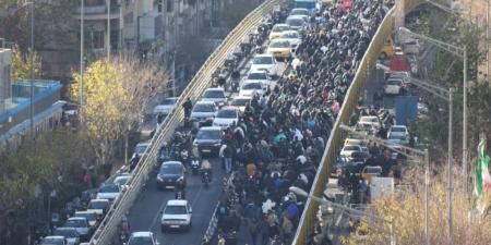 هجوم على مبنى حكومي واحتجاجات شعبية غاضبة تعصف بالبلاد.. ماذا يحدث في إيران؟