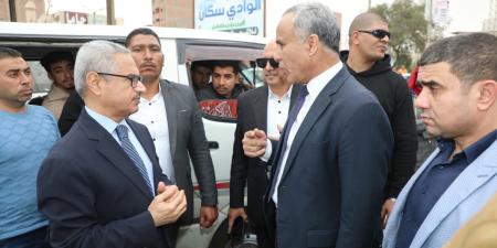 محافظ بني سويف في جولة مفاجئة بموقف الواسطى: ضبط مخالفة أجرة وخط سير وتشديد على دور المواطن في الرقابة