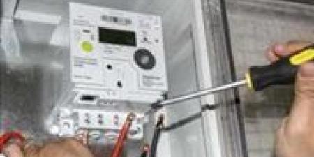 "فني الكهرباء الماكر".. تلاعب بالعدادات لسرقة التيار