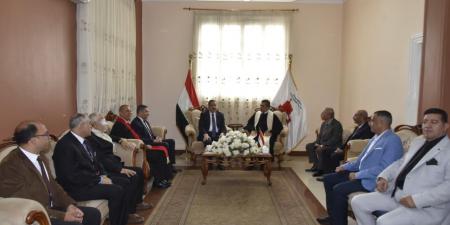 محافظ بورسعيد يشارك الأقباط احتفالات عيد القيامة بالكنيسة الإنجيلية ويؤكد: وحدة المصريين سر قوة الوطن