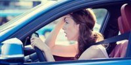 أخطاء استخدام القدمين أثناء القيادة تهدد السلامة المرورية وتزيد الحوادث الخطيرة جداً