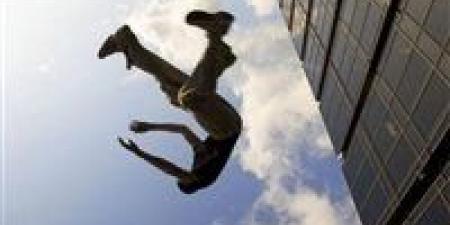 سقوط شخص من عقار بالتجمع.. الأمن يكثف التحريات لكشف الملابسات