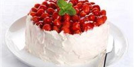 بمذاق فاخر ومكونات اقتصادية..كيكة الفراولة بالكاسترد والكريمة بمطبخك بسهولة