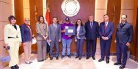 لأول مرة في جامعة عين شمس.. توزيع 50 «لاب توب ناطق» لطلاب الإعاقة البصرية