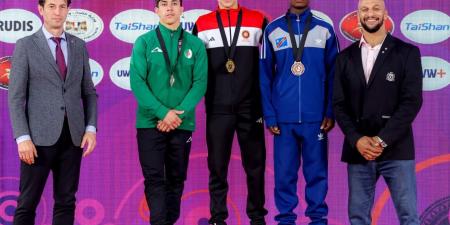 كرم جابر يقود نجل شقيقه لذهبية إفريقيا للشباب في المصارعة