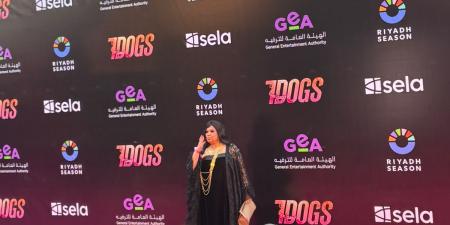 بالأسود.. فيفي عبده أول الحضور في العرض الخاص لـ فيلم 7DOGS