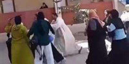 الاعتداء على معلمة داخل مدرسة بعد رفض الغش في الامتحانات.. تفاصيل الواقعة