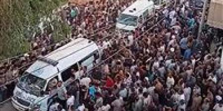 في طريقهم إلى حفل زفاف.. تشييع 6 من ضحايا سقوط سيارة بترعة المريوطية بالجيزة