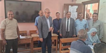 مدير مديرية التعليم بالقليوبية يتفقد أعمال تصحيح امتحانات الشهادة الإعدادية