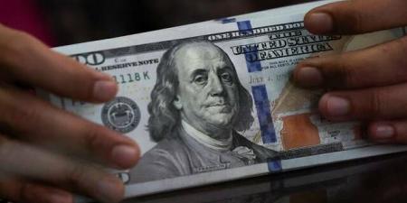 الدولار يتراجع وسط ترقب قرارات الفائدة وإعادة فتح هرمز