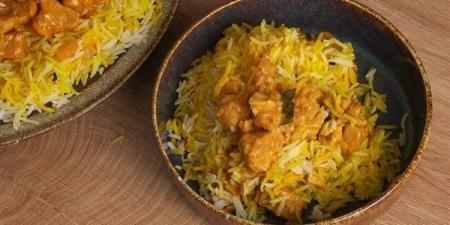 طريقة عمل الأرز بالدجاج والكاري في خطوات سريعة