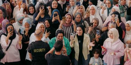 عزيز مرقة يحول محطة مترو عدلي منصور إلى حفل غنائي مفاجئ بعد تريند بوكيه ورد