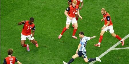 ميسي يقود الأرجنتين للفوز على النمسا 2-0 والتأهل لدور الـ32 بكأس العالم (فيديو)