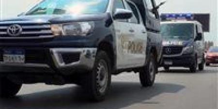 باب خشبي تحت الكوبري.. حكاية سائق حول فتحة خرسانية إلى مأوى بالتجمع الخامس