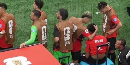 إمام عاشور يقبل رأس حسام عبد المجيد بعد خروجه مصابا أمام نيوزيلندا في كأس العالم (فيديو)