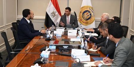 وزير الصناعة يبحث التوسع في استخدام الطاقة المتجددة بالقطاع