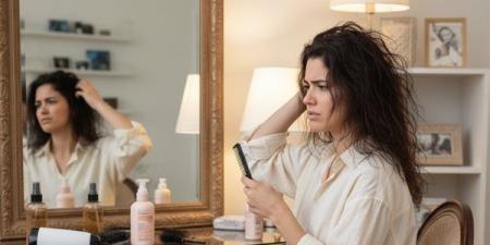 الفرق بين جفاف الشعر وتلف الشعر، كيف تميزين بينهما؟