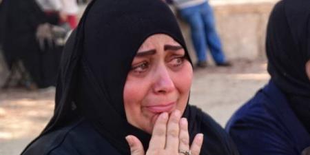 دموع ودعوات الأم، ولية أمر تنهار في البكاء مع بدء امتحان اللغة العربية (صور)