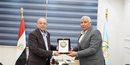 محافظ مطروح يشارك في محاكاة لإدارة الأزمات والطوارئ عبر الفيديو كونفرانس