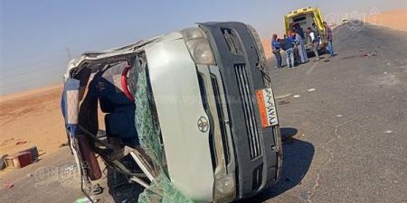 مصرع شخص وإصابة 12 آخرين في انقلاب ميكروباص بنجع حمادي