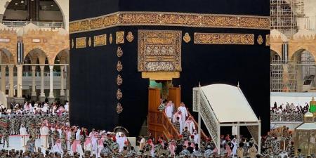 غسل الكعبة المشرفة.. مشهد إيماني تتوارثه الأجيال ويجسد عناية لا تنقطع بالبيت العتيق