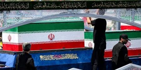 بعد موكب جنائزي في طهران، نعش خامنئي يصل مدينة قم