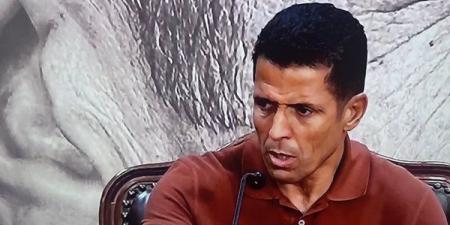 وائل جمعة يمنح عموتة تيشيرت الأهلي