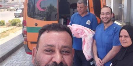 بمساعدة المسعف والممرضة، سيدة تضع مولودها داخل سيارة إسعاف بالإسماعيلية