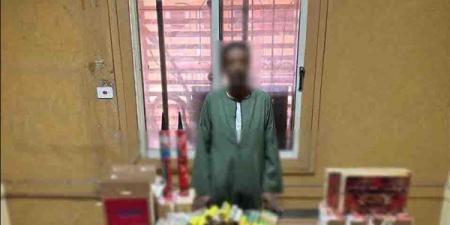 السوشيال ميديا فضحت نشاطه، سقوط مروج الألعاب النارية بأسوان وبحوزته 1258 قطعة