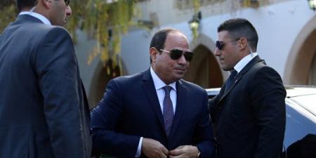 السيسي يصل إلى البحرين والملك حمد في مقدمة مستقبليه