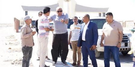 محافظ مطروح يتفقد الطريق الدولي ويوجه بالتشجير ورفع الكفاءة