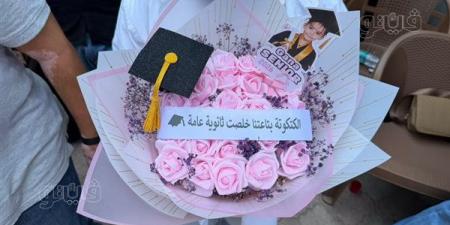 "الكتكوتة خلصت"، فتيات يستقبلن شقيقتهن ببوكيه ورد بعد انتهاء امتحانات الثانوية العامة بالمنوفية