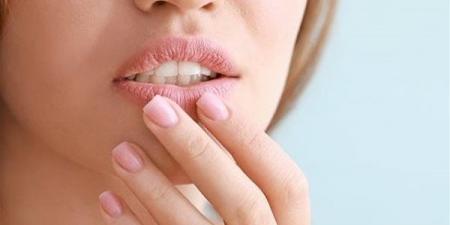 وصفة طبيعية للعناية بالشفاة الجافة والداكنة