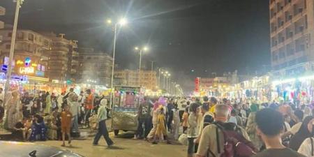 "جمصة عادت شمسك الذهب"، إقبال غير مسبوق من المصطافين على كورنيش وشوارع المدينة (صور)