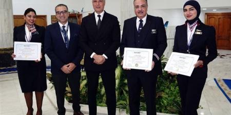 رئيس مصر للطيران يكرم طبيبة لإنقاذها راكبا على متن الطائرة
