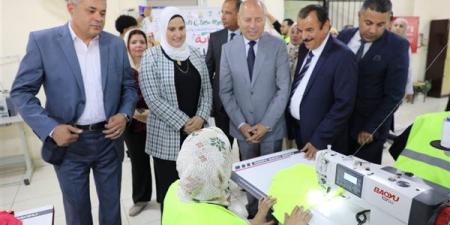 محافظ القاهرة يشيد بتعليم الأطفال الحرف اليدوية
