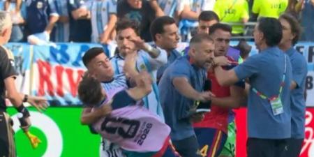 شجار عنيف بين لاعبي الأرجنتين وإسبانيا بعد نهائي كأس العالم (فيديو)