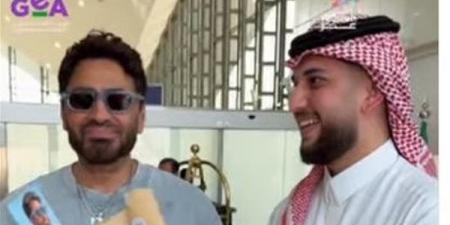 بعد طرح ألبومه الجديد، تامر حسني يصل جدة استعدادا لحفله غدا (فيديو)