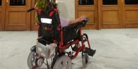 محافظ أسيوط يستجيب لطلب طفلة من ذوي الهمم ويسلمها كرسيا كهربائيا