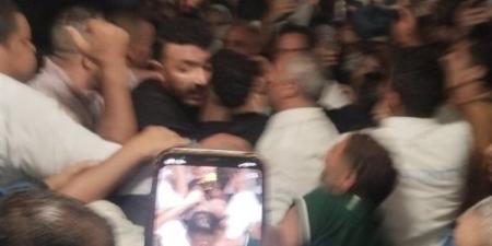 حالة من الفوضى في استقبال أحمد العوضي بإحدى سينمات "سان ستيفانو" بالإسكندرية (صور)